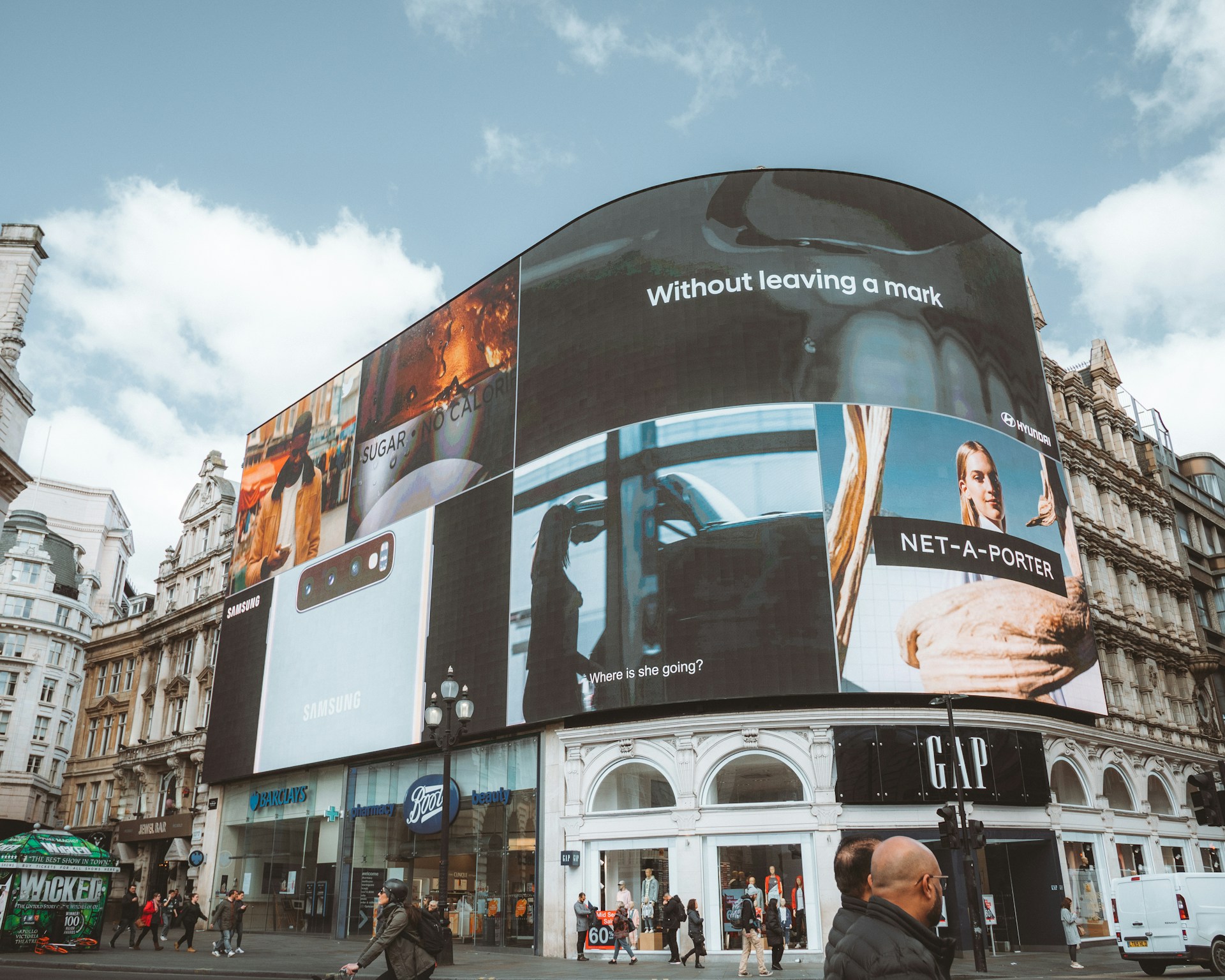 Fotografia real de grandes painéis publicitários digitais em uma fachada urbana